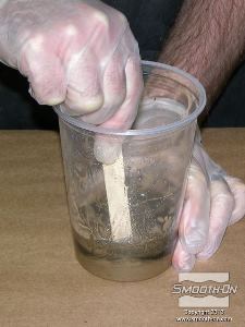 לחיצה להגדלת תמונה בזמן הערבוב חשוב לגרד את תחתית וצידי המיכל מפעם לפעם כדי למנוע מאבקת המתכת לשקוע ולוודא ערבוב אידיאלי.