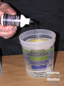 לחיצה להגדלת תמונה שכבת המילוי: מודדים כמויות שוות של הבסיס והמקשה של פוליאוריטן שקוף ליציקה Smooth-Cast® 325, לפי נפח. מוסיפים מספר טיפות של צבע So-Strong שחור למקשה. 