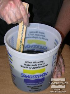 לחיצה להגדלת תמונה מערבבים את החומרים ביסודיות תוך גירוד צידי המיכל והתחתית מספר פעמים.