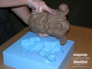 לחיצה להגדלת תמונה מחכים 60 דקות כדי שהחומר יתמצק כראוי לפני הוצאתו מהתבנית.