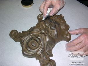 לחיצה להגדלת תמונה צובעים בעזרת משחת נעליים אזורים להם נירצה לתת אפקט של עומק.