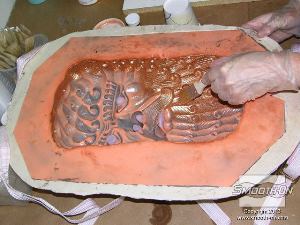 לחיצה להגדלת תמונה מורחים אבקת Cast Magic ברונזה על תבנית סיליקון למריחה Rebound 25 עם מעיל תמיכה מ פוליאוריתן קשיח Plasti-Paste. בליטות העיניים והנחיריים נעשו בקלות עם בצק סיליקון Equinox?