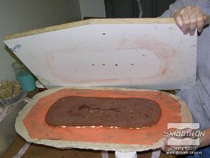 לחיצה להגדלת תמונה מניחים ל פולאוריטן מוקצף להתמצק במשך לפחות 30 דקות ואז מסירים את קרש התמיכה.