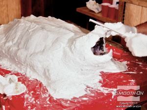 לחיצה להגדלת תמונה מכינים את פה הצב לתבנית - ראשית יש לפתוח את הפה של הצב ולמרוח עליו ועל הסיליקון המוצק בסביבתו חומר הפרדה.