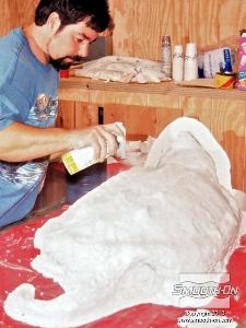 לחיצה להגדלת תמונה מורחים שתי שכבות נדיבות של חומר הפרדה Mann Ease Release® 200 וחומר הפרדה Sonite Wax.