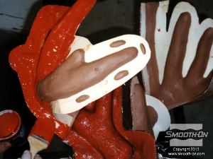 לחיצה להגדלת תמונה מורחים שכבת ג'ל קוט על ראשונה על המודל וממלאים אנדרקאטים בעזרת סיליקון עם מסמיך.