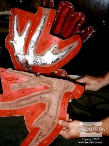 לחיצה להגדלת תמונה מסירים את החימר ונייר האלומיניום מהקרניים וממעיל התמיכה.