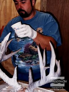 לחיצה להגדלת תמונה מורחים שכבה דקה של סיליקון להכנת תבנית Mold Max® 30 על הקרניים כדי לצמצם לכידה של בועות אוויר.