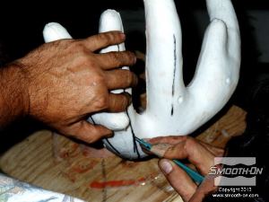 לחיצה להגדלת תמונה קווי התפר בתבנית הסיליקון צריכים להיות שונים מקווי התפר של מעיל התמיכה. אין צורך לחתוך אזורים בסיליקון שמכסים קצוות קטנים במודל.