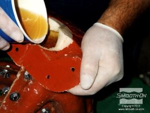 לחיצה להגדלת תמונה מודדים, מערבבים ויוצקים פוליאורטן קשיח Smooth-Cast® 320 לאחד מצידי הקרניים כך שהחומר יגיע עד לקצוות.