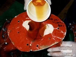 לחיצה להגדלת תמונה לאחר שיוצקים את שני צידי המודל, נועלים את שתי הקרניים במרכז ויוצקים את חלק הגולגולת של המודל.