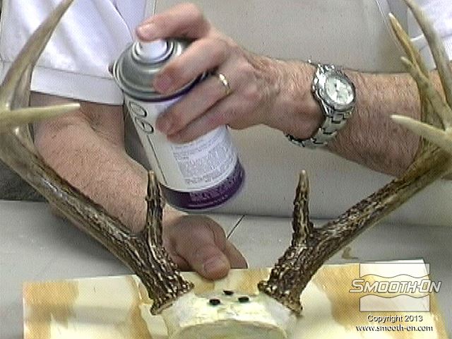 מדביקים את מודל הקרניים המקורי ללוח בסיס ומרססים עליו חומר הפרדה Ease Release® 200.