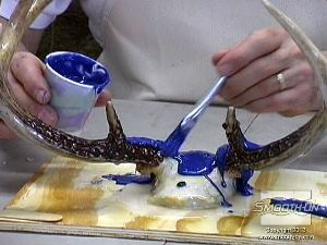 לחיצה להגדלת תמונה מכינים מנה נוספת של סיליקון למריחה Dragon Skin®  ומוסיפים לה פיגמנט Silc-Pig. מורחים את השכבה השניה לאחר שהראשונה נעשית דביקה (Tacky).