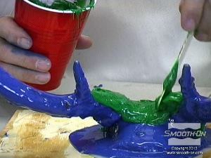 לחיצה להגדלת תמונה מורחים שכבה שלישית ואחרונה של סיליקון למריחה Dragon Skin®  צבוע בפיגמנט Silc-Pig שונה.