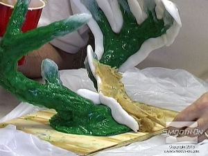 לחיצה להגדלת תמונה מכינים את חלק מעיל התמיכה הראשון בעזרת פוליאוריתן למריחה Plasti-Paste.