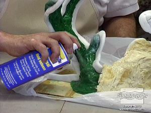 לחיצה להגדלת תמונה מרססים על אזור החלק הראשון של מעיל התמיכה שיבוא במגע עם החלק השני חומר הפרדה Universal Mold Release, כדי למנוע הידבקות שלהם.