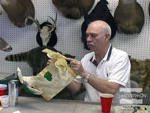 לחיצה להגדלת תמונה החלק האחרון של מעיל התמיכה מפוליאוריתן למריחה Plasti-Paste מוכן.