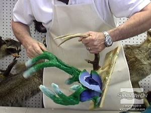 לחיצה להגדלת תמונה כעת אפשר למשוך את תבנית הסיליקון Dragon Skin הרכה והגמישה מהקרניים.