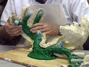 לחיצה להגדלת תמונה ממקמים את תבנית הסיליקון רך Dragon Skin בתוך מעיל התמיכה מפוליאורטן קשיח Plasti Paste.