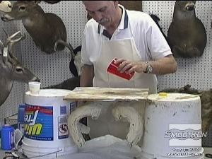 לחיצה להגדלת תמונה מודדים, מערבבים ויוצקים פוליאורטן קשיח Smooth-Cast® 300 לתבנית הסיליקון Dragon Skin.