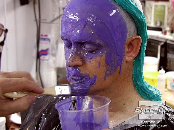 לחיצה להגדלת תמונה מורחים חומר הפרדה Body Double Realease cream על כל האזורים החשופים כדי למנוע משיער להיתפס בסיליקון. לאחר מכן, מערבבים סיליקון Body Double FAST SET ומתחילים למרוח אותו על אחורי הראש, מלמעלה למטה.