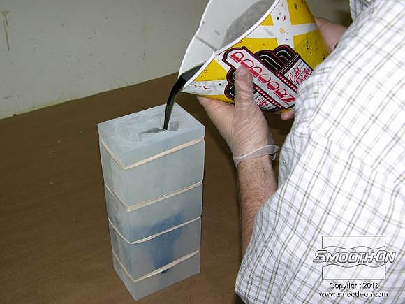 לחיצה להגדלת תמונה סוגרים את התבנית בעזרת גומיות דואר עבור היציקה. במקרה זה, משתמשים בפוליאוריתן קשיח ליציקה Smooth-Cast® 300 שאליו מוספים פיגמנט לפוליאוריטן SO-Strong שחור עבור היציקה.