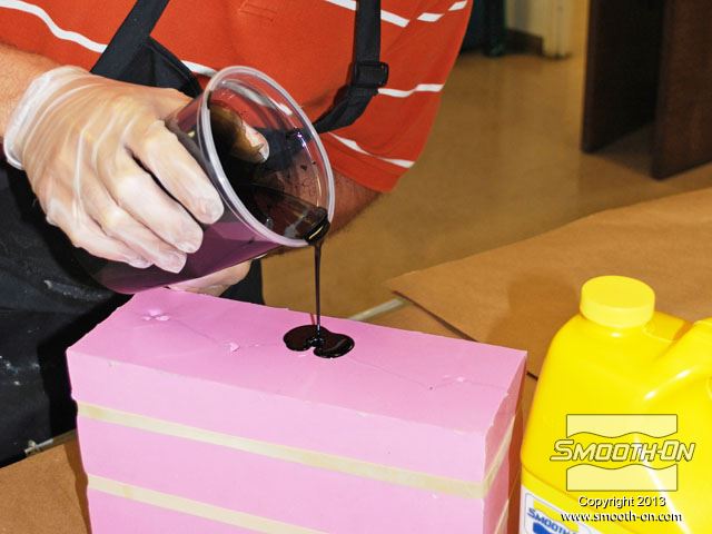 מערבבים את חלקי הבסיס והמקשה של הפוליאוריטן הקשיח Smooth-Cast® ONYX  ביחס ערבוב של 1A:1B לפי נפח ושופכים אותו אל תבנית סיליקון.  תבנית הסיליקון היא תבנית מחלק אחד שחתוכה במקום אחד .