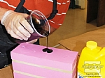 מערבבים את חלקי הבסיס והמקשה של הפוליאוריטן הקשיח Smooth-Cast® ONYX  ביחס ערבוב של 1A:1B לפי נפח ושופכים אותו אל תבנית סיליקון.  תבנית הסיליקון היא תבנית מחלק אחד שחתוכה במקום אחד .
