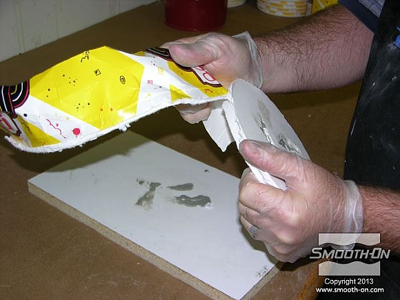 לחיצה להגדלת תמונה מורידים את מיכל הנייר מהתבנית.