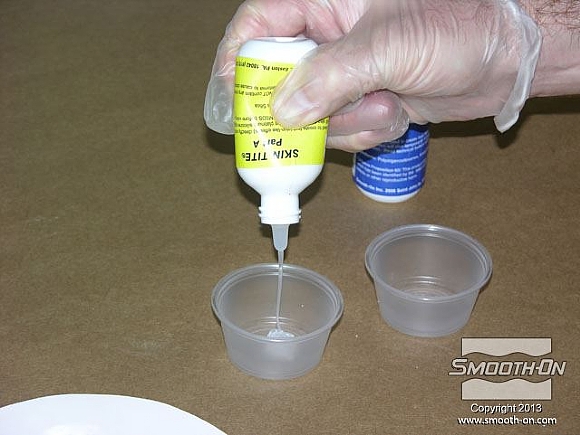 לחיצה להגדלת תמונה מודדים את חלק הבסיס של סיליקון Skin Tite.