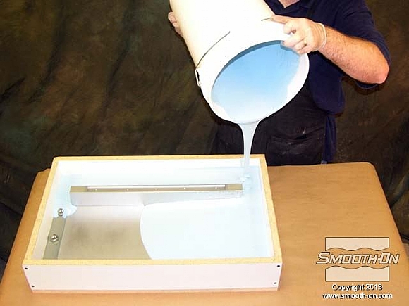 לחיצה להגדלת תמונה שופכים את הסיליקון  Mold Max® XLS  לפינה הנמוכה ביותר של המסגרת ומניחים לו לכסות את המודל המקורי בעצמו.