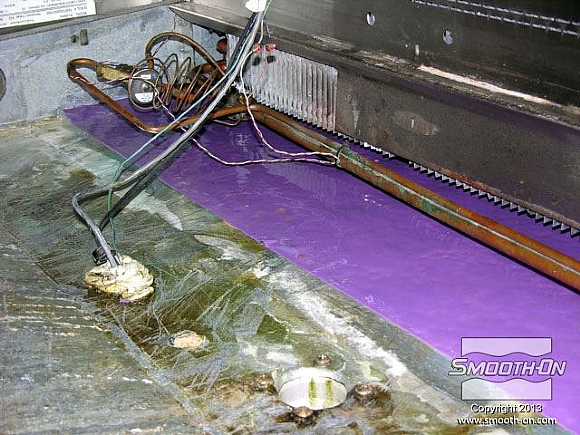 לחיצה להגדלת תמונה מנקים את הפלדה ביסודיות. חותכים יריעות סיליקון להתזה EZ-Spray מוכנות מראש, כך שיכנסו מתחת ומסביב לצינורות. כדי להדביק את  הEZ SPpray למתכת משתמשים cדבק להדבקת סיליקון - Silpoxy.