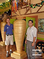 ריצ'ארד בוטורלה (שמאל) ופיטר ירקה (ימין) עומדים ליד פיסול קלקר מצופה Styrocoat של גזר זהב ענק - דוגמה נוספת למה שניתן להשיג בשימוש בפלסטיק לציפוי קצץ פוליסטירן Styrocoat.