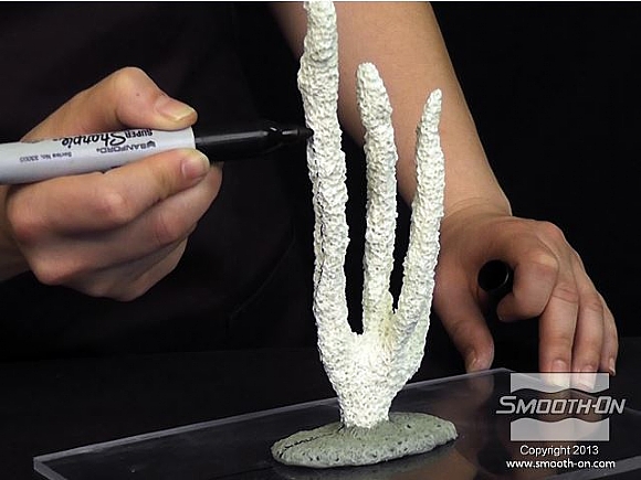 לחיצה להגדלת תמונה בעזרת טוש לא מחיק מסמנים קו הפרדה על המודל המקורי במקום בו נרצה לחתוך את התבנית בהמשך התהליך.