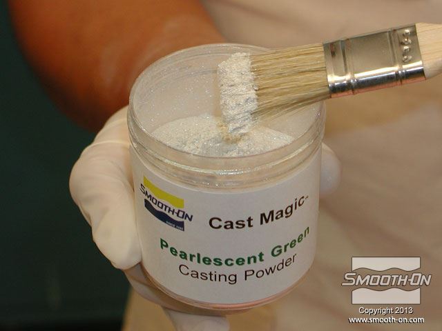 משתמשים במברשת עדינה כדי למרוח פיגמנט באבקה ליצירת אפקטים מיוחדים Cast Magic.