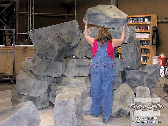 לחיצה להגדלת תמונה גימור - עבודת הצביעה והגימור נעשתה במהירות על ידי חברת Scenic Technologies. היציקות הגמורות נראות כאילו הן שוקלות טון, אך כל אחד יכול להרים אותן.