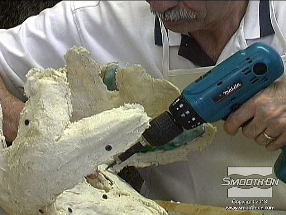 לחיצה להגדלת תמונה נועלים את מעיל התמיכה בעזרת ברגים וכמו כן, מבריגים אותו ללוח הבסיס.