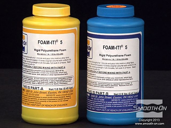 לחיצה להגדלת תמונה כדי ליצור את קיר הסלע, משתמשים בקצף פוליאוריטן קשיח Foam-iT!®5. יחס הערבוב של החומר הוא 1:1 לפי נפח.