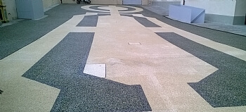 לחיצה להגדלת תמונה חותכים עודפי חומר מ בצק אפוקסי Free Form בעזרת מקל עץ בזמן שהוא עדיין לא התמצק לחלוטין.