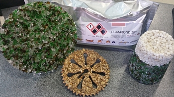 לחיצה להגדלת תמונה מניחים את הכוסות על הסימונים שנעשו קודם לכן.