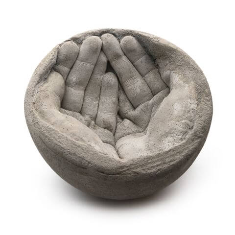 קערה מבטון בצורת ידיים - חלק מפרויקט הגמר של גל,  