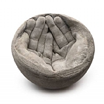 קערה מבטון בצורת ידיים - חלק מפרויקט הגמר של גל,  'אמהות גדולות', אובייקט שנוצר לכבד את סבה וסבתה. הקערה נוצרה מבטון ו 2 תבניות.