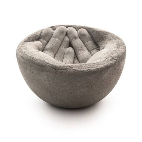 לחיצה להגדלת תמונה קערה מבטון בצורת ידיים - חלק מפרויקט הגמר של גל,  'אמהות גדולות', אובייקט שנוצר לכבד את סבה וסבתה. הקערה נוצרה מבטון ו 2 תבניות.