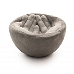 קערה מבטון בצורת ידיים - חלק מפרויקט הגמר של גל,  'אמהות גדולות', אובייקט שנוצר לכבד את סבה וסבתה. הקערה נוצרה מבטון ו 2 תבניות.