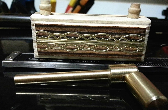 לחיצה להגדלת תמונה את המאסטר גילף מעץ ויצר תבנית מ - Mold Max 30