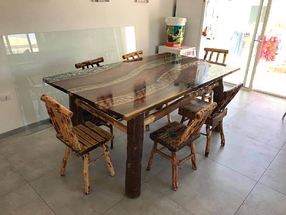 לחיצה להגדלת תמונה פינת אוכל מושקעת ביותר עם 53 ליטר של ציפוי אפוקסי קריסטלי