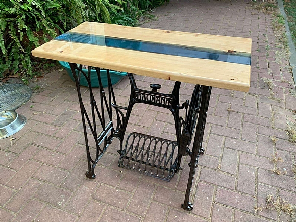 לחיצה להגדלת תמונה שולחן רטרו ייחודי מעץ אורן עם ציפוי אפוקסי קריסטלי + פיגמנט כחול