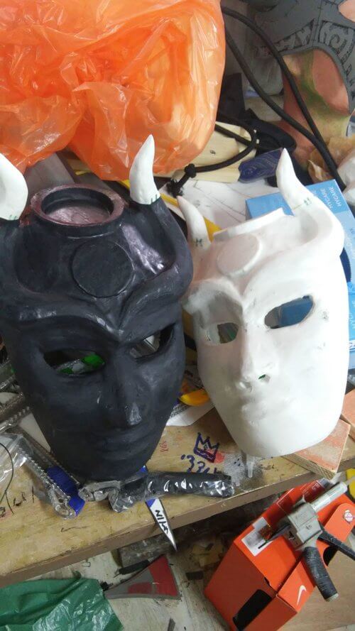 לחיצה להגדלת תמונה כאשר התבנית הייתה מוכנה שלף עודד את המקור ויצק את הפוליאוריטן הקשיח לתבנית ומרח מבפנים כמה שכבות עד לקבלת מסיכה חלולה וקשיחה