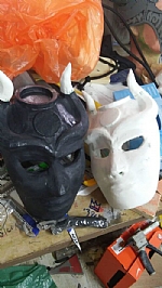 כאשר התבנית הייתה מוכנה שלף עודד את המקור ויצק את הפוליאוריטן הקשיח לתבנית ומרח מבפנים כמה שכבות עד לקבלת מסיכה חלולה וקשיחה