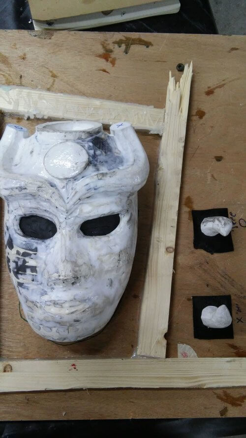 לחיצה להגדלת תמונה הוקשח בעזרת שכבות דקות של פוליאוריטן קשיח ליציקה Smooth cast 300. הקרניים הוכנו בנפרד.